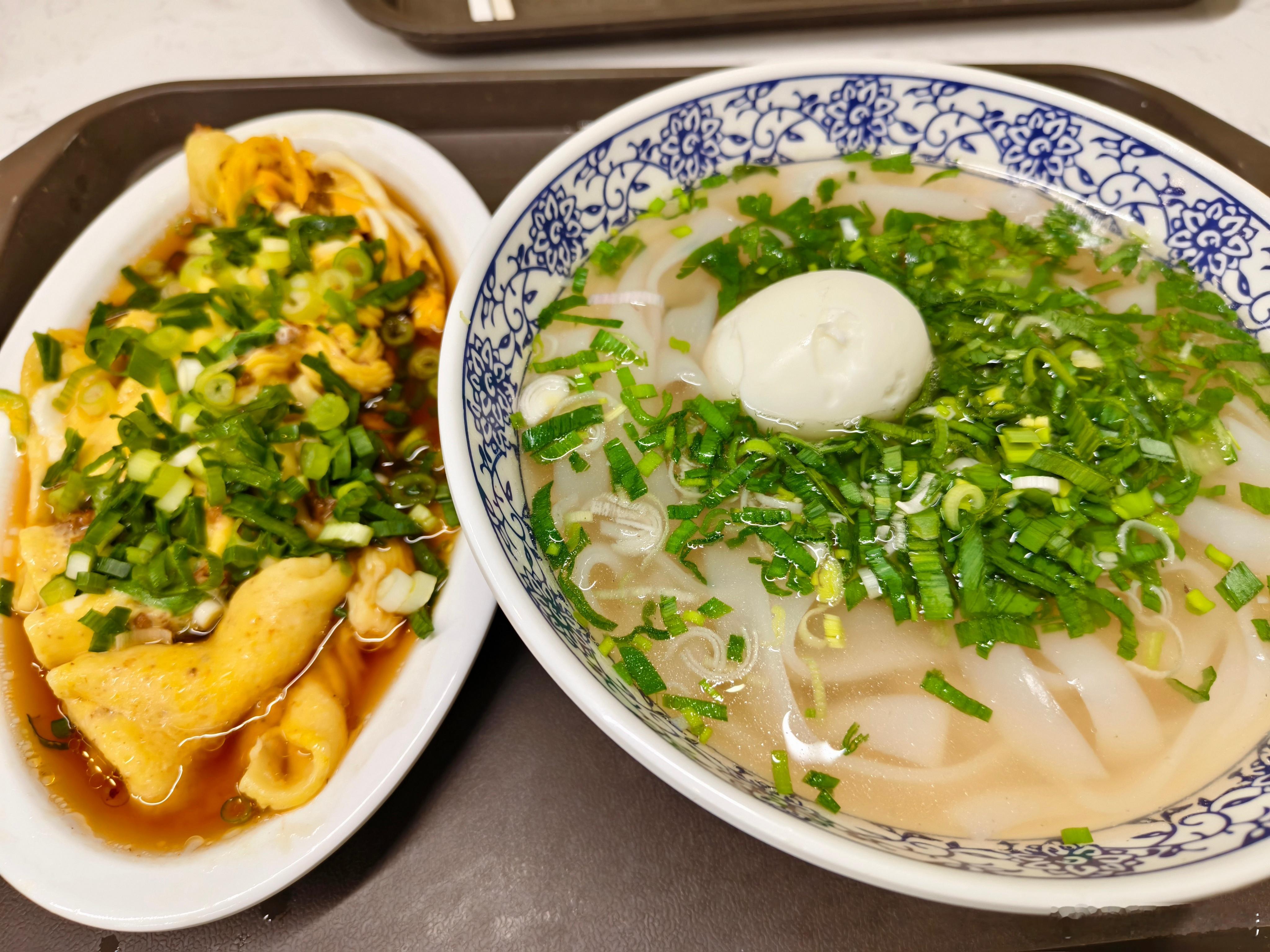 杯赛决赛，半场马刺领先2分。 