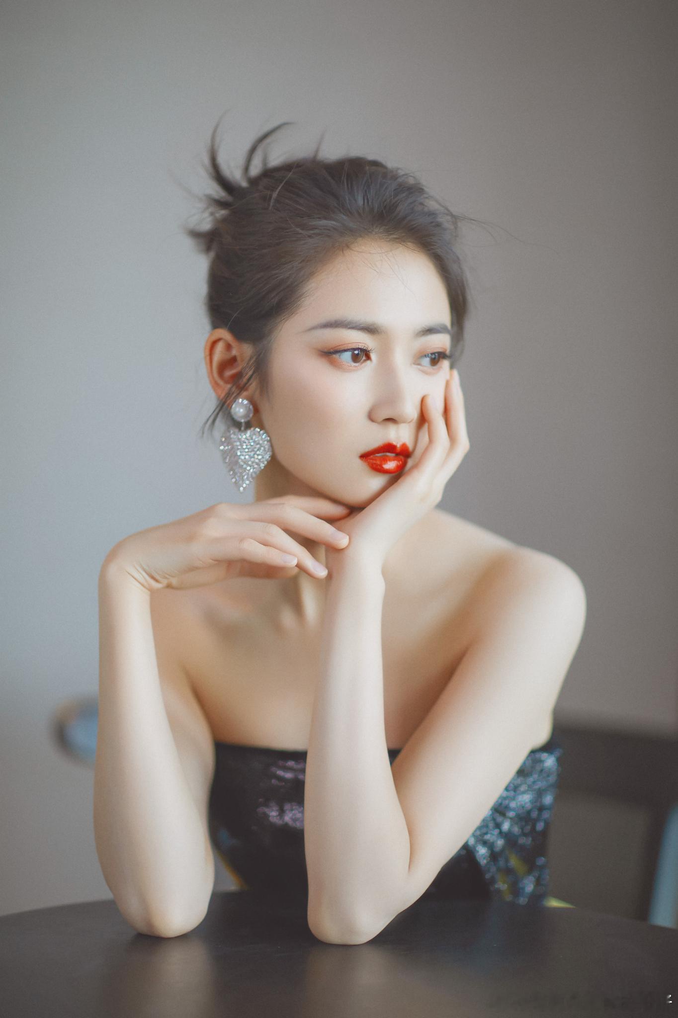 陈钰琪[超话] [月亮]陈钰琪金吾不禁 [月亮]陈钰琪李令歌 山野千里，你是我藏