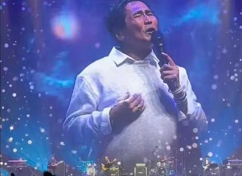 看来齐秦确实很缺钱，即使声嘶力竭，早已光辉不在还在坚持着挣钱。他大概是花期最短的