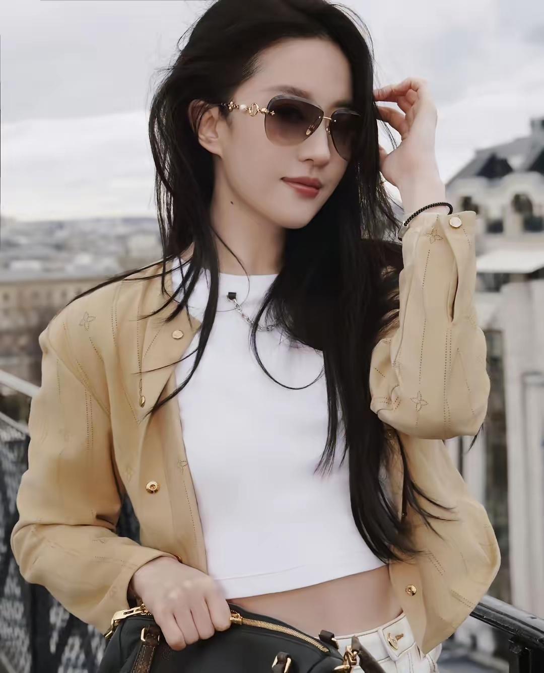 刘亦菲最新造型美爆了！
4月2号，刘亦菲在社交平台分享的自己的照片登上热搜成为焦