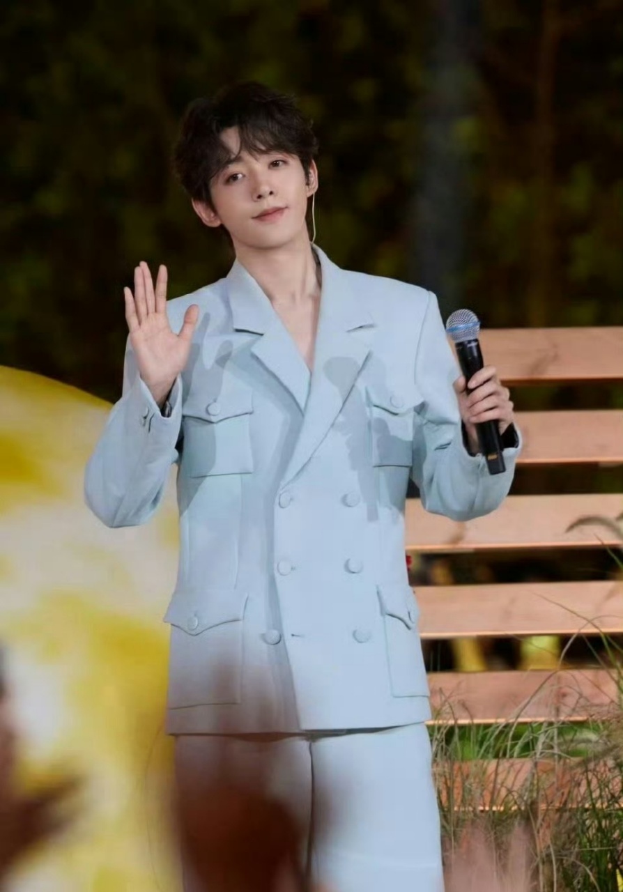 邓为 邓为山西应援邓为抵达吕梁路透 期待邓为！！这紫色太美啦~ 