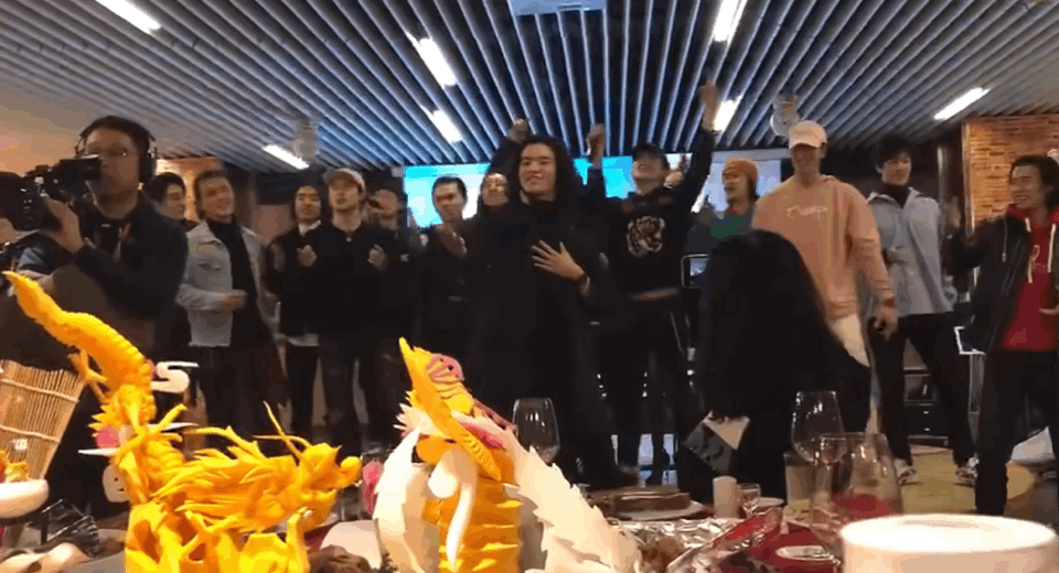 #新浪娱乐[超话]##封神剧组全员唱跳给费翔庆生##剧组全员唱跳冬天里的一把火给