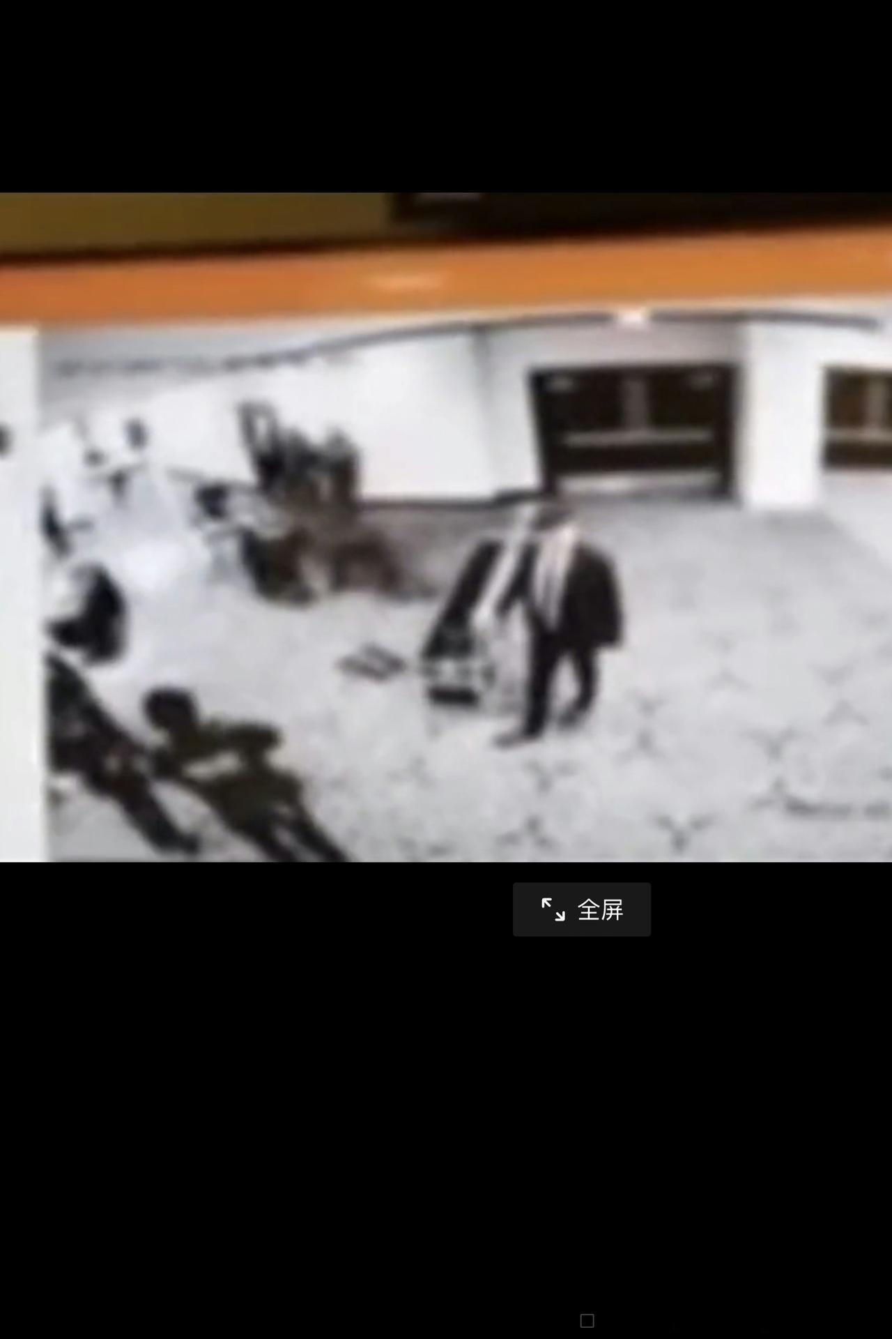 看看这个枪手像闪电般冲过特勤局人员的保安区城，飞快地冲向华盛顿宴会厅方向！
还好