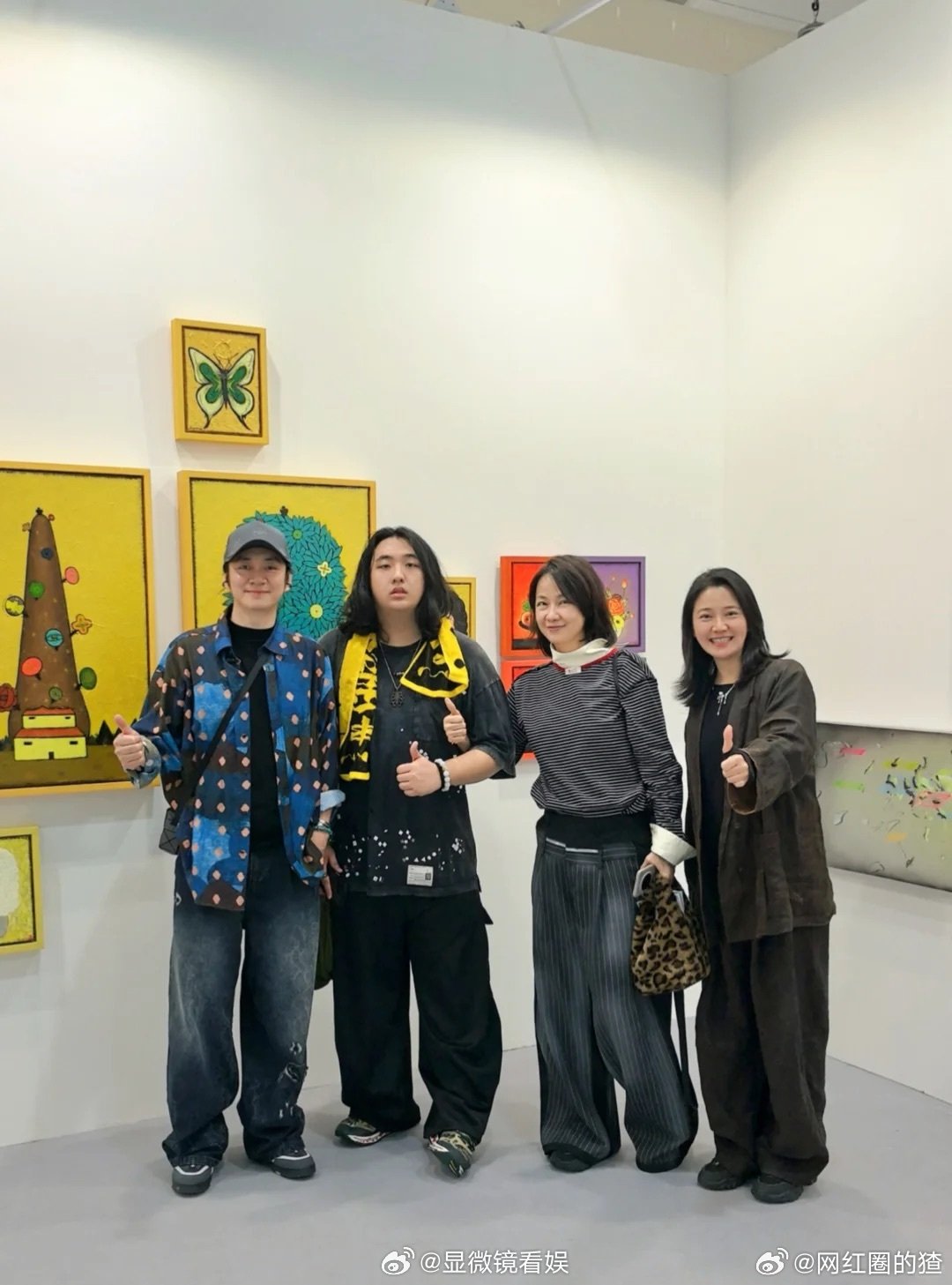 费曼瘦了 费曼和妈妈看展的照片释出，能看出费曼比之前瘦了，越来越帅气了~ 