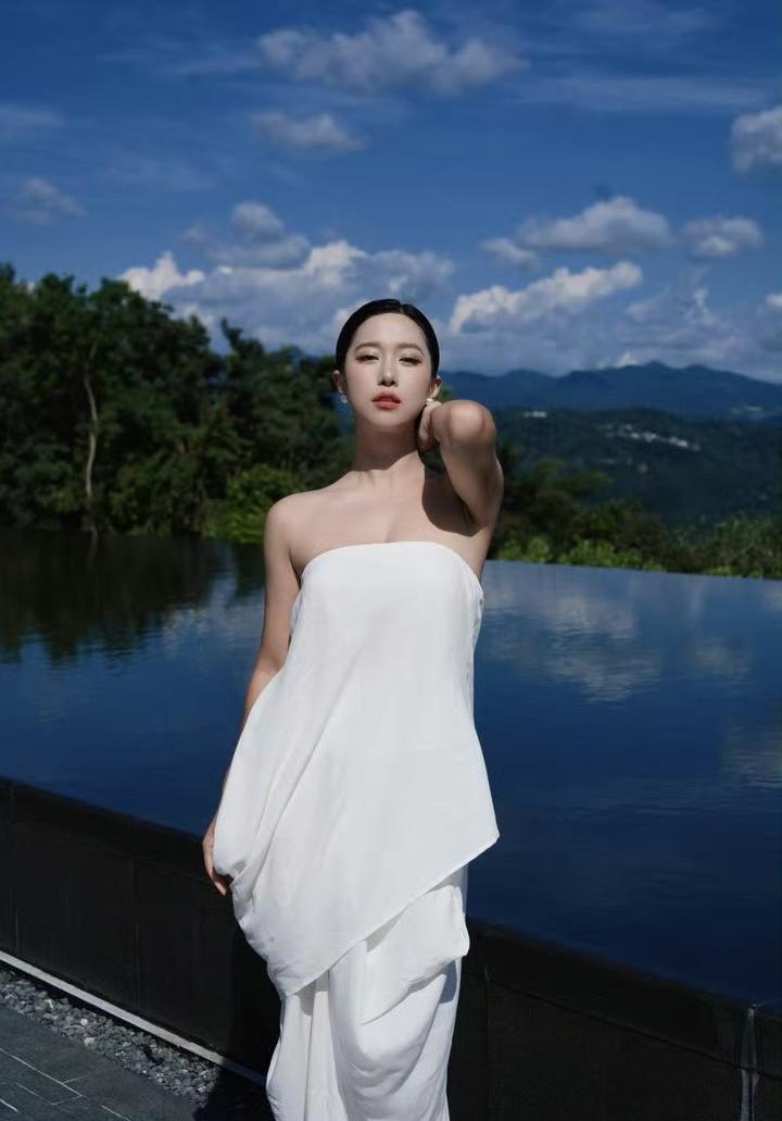 穿上最舒服的白裙子，找个最美的角落，做个快乐的“废柴”。度假风小白裙 户外白裙照