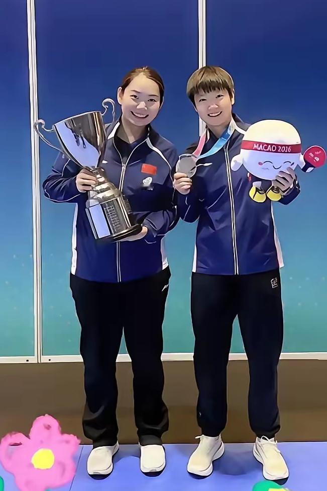 莎：佳佳姐，真是太感谢你了！
佳佳：莎莎，我真是替你高兴（说着眼里含着泪水）。