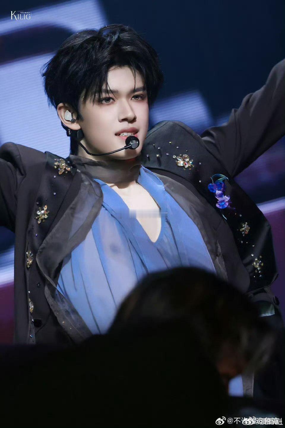 张极转音好灵活的声带张极指粉丝唱爱的线索 张极这个转音控制力太强了，又灵活又稳一