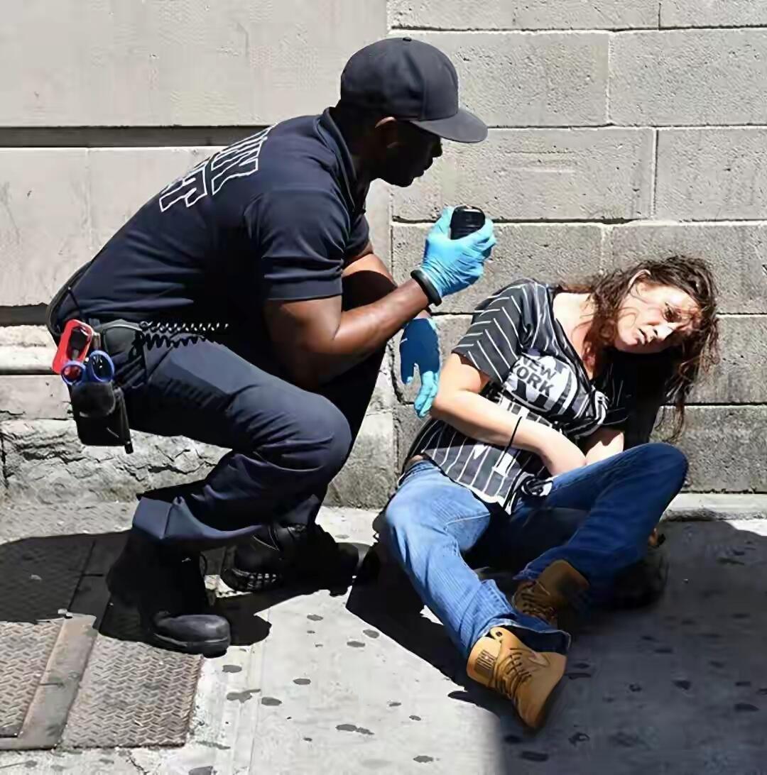 近来热议的“斩杀线”，无情戳穿了西方叙事的滤镜！它哪里是什么“美国梦”？分明是一