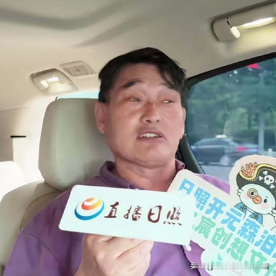 朱之文在接受采访时表示，自己特别不喜欢穿节目组让他穿的哪些奇装异服，感到特别不舒