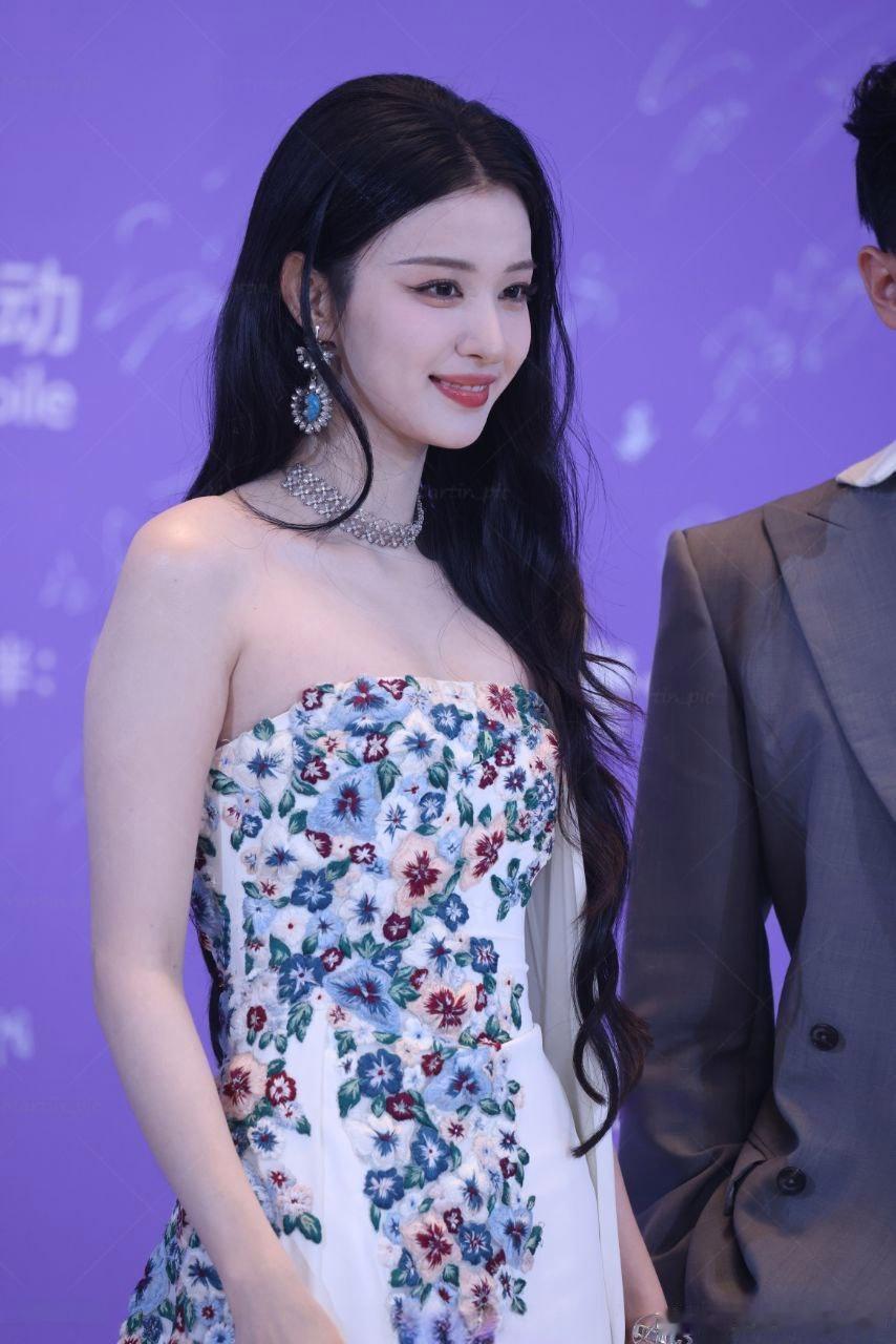 王楚然的每一帧都充满香气，生图直出美成壁纸 ​​​
