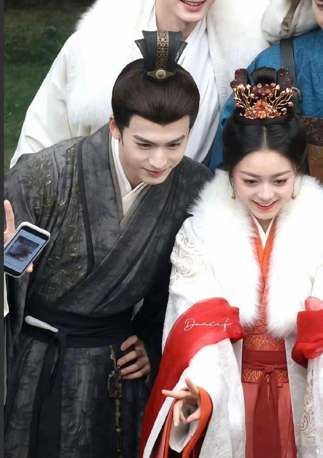 本女孩真的很喜欢看花絮，在花絮中捕捉到活人感满满的两小只。从剧本中出戏，镜头聚焦