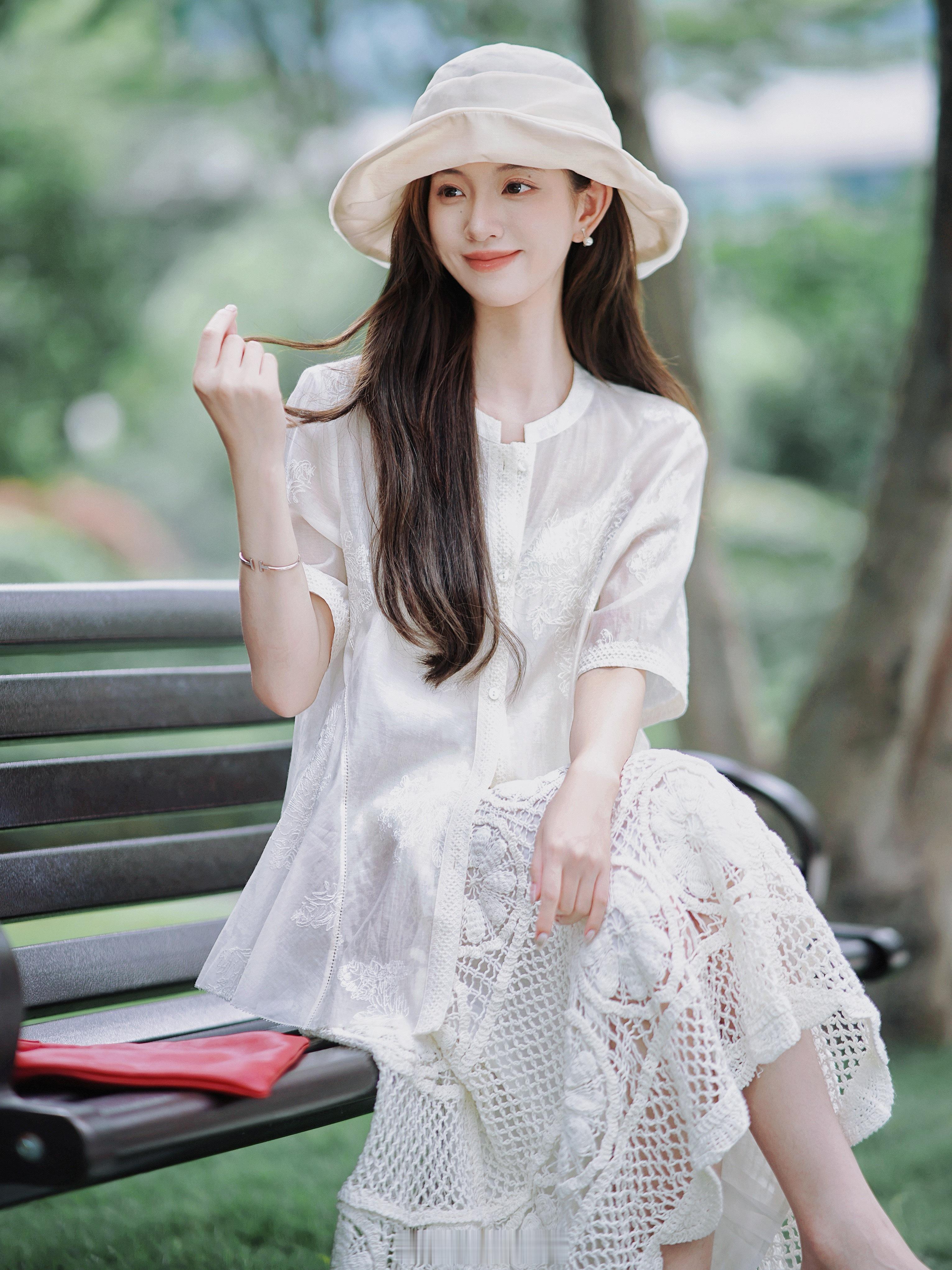 让闺闺们喜欢的衣服，喜子顺手就做了真丝棉 配了吊带哦 超贴心～不是那种很用力的甜