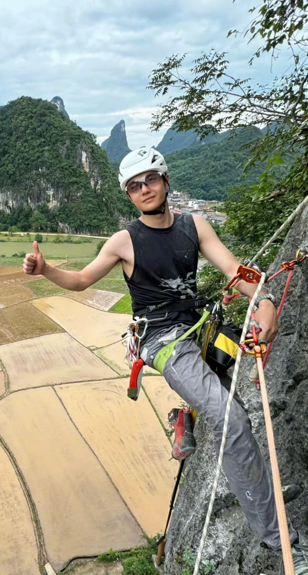 王一博裸双臂好性感