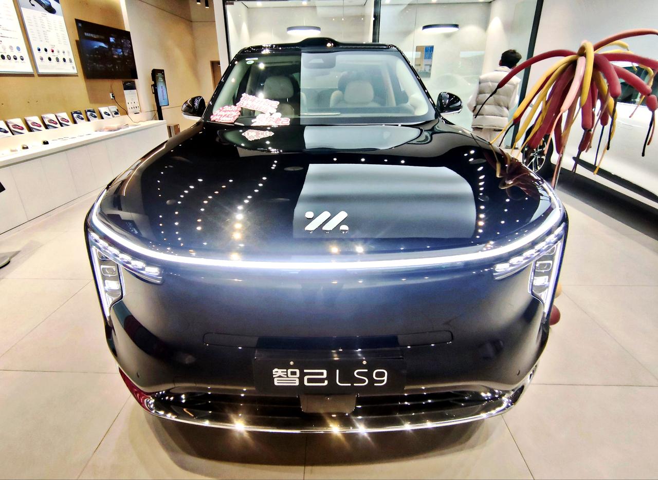 全新《智己LS9》底盘亮点
  智己LS9于2025年11月12日正式上市，定位