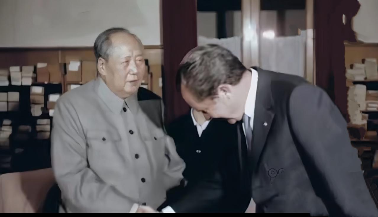 下图是毛泽东第二次会见基辛格的视频截图，截图中的尼克松正向毛泽东鞠躬。他这一鞠躬