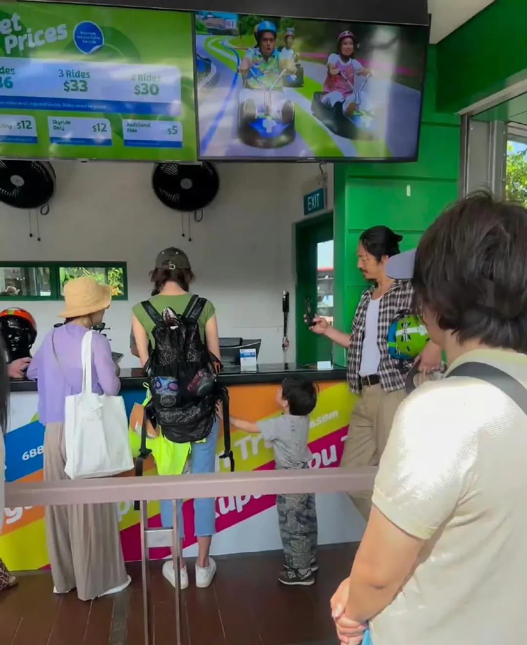 近日，有网友在新加坡偶遇林志玲和老公黑泽良平带着儿子一起旅游，三人在排队买票的间