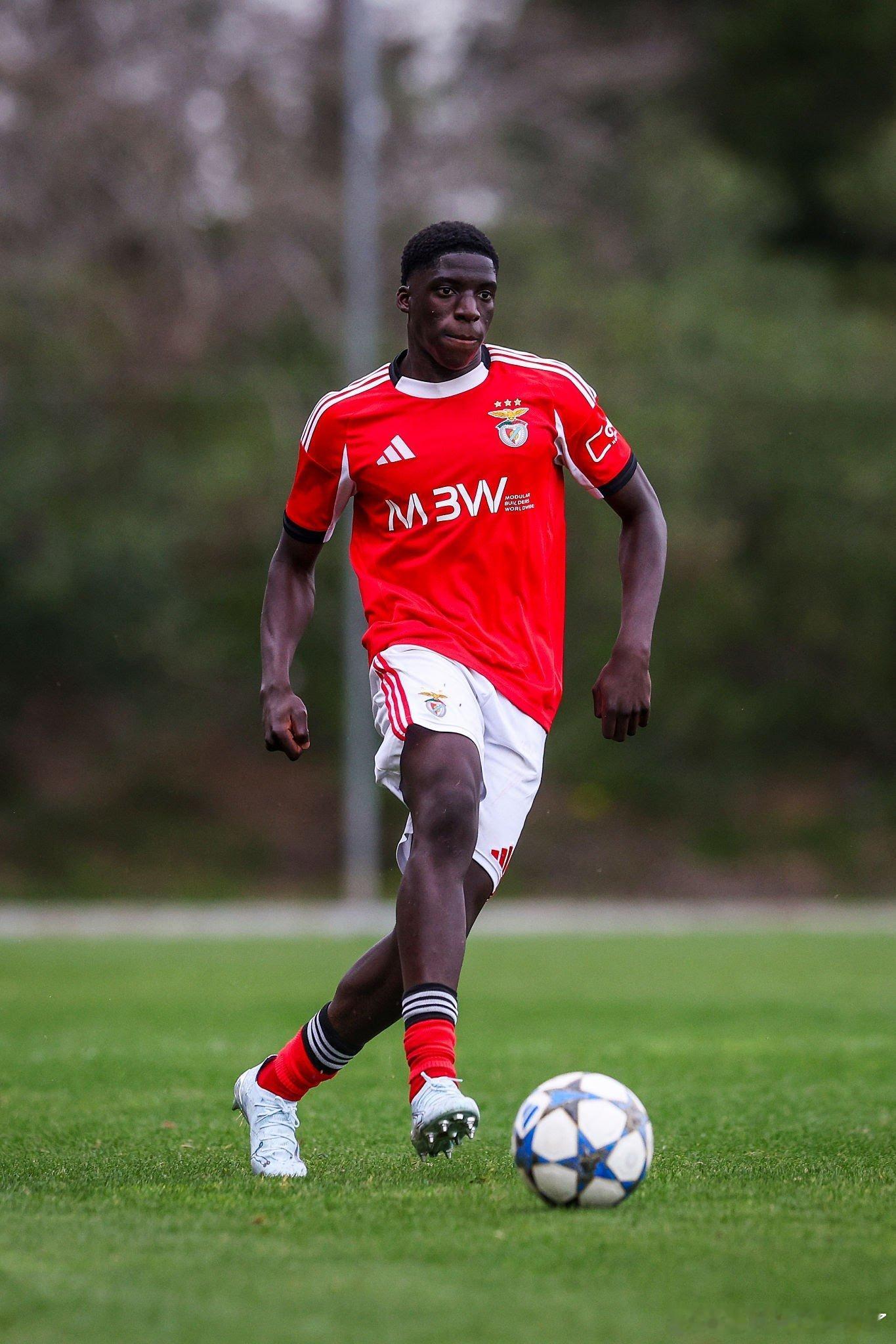 终于有个右边后卫传闻利物浦将18岁的本菲卡右后卫巴尼亚基列入考察名单尽管巴尼亚基