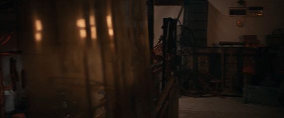 悬疑剧配中式怪诞美学简直双杀《剥茧》把中式怪诞玩到极致！红灯笼的微光似希望又似陷