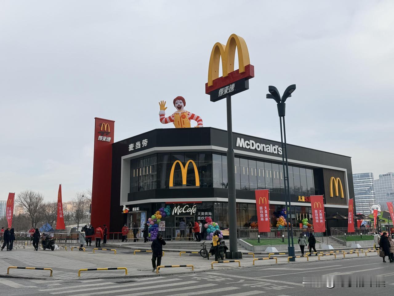 麦当劳青海首店日前在西宁海湖新区北城七区广场开业，为西北最大独栋“得来速”餐厅，