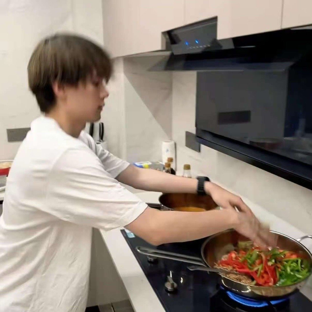 周翊然 经常做饭的年下弟弟周翊然这波直接戳中少女心！作为00后小生，他不仅能在赛
