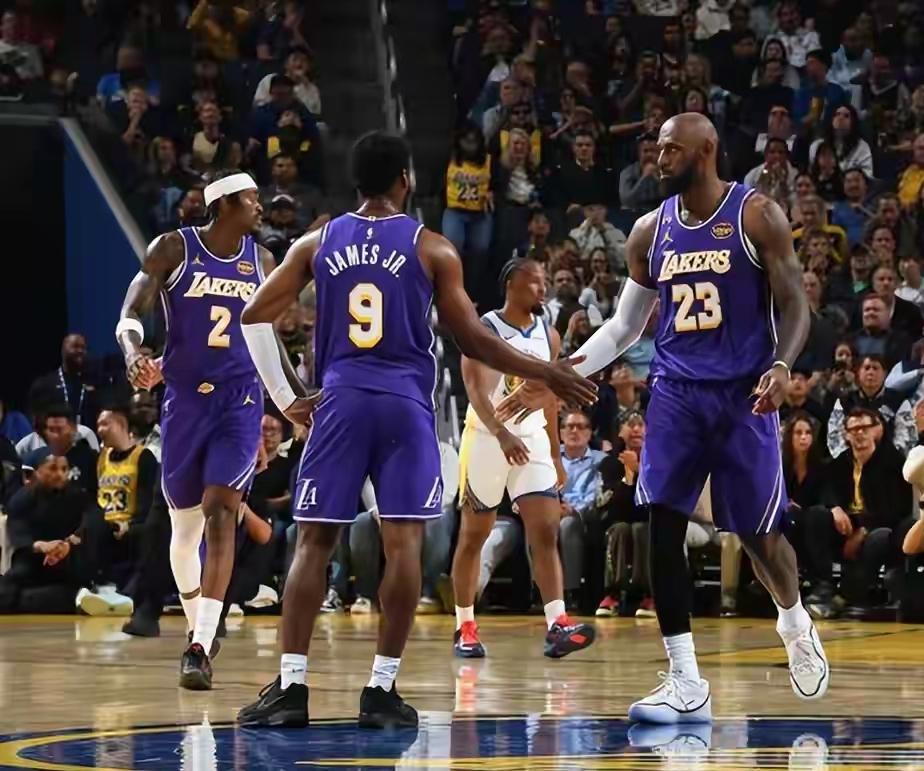 里弗斯到底是不是二当家
现在球迷都分成两派
其中一大部分人并不认可
说明里弗斯距