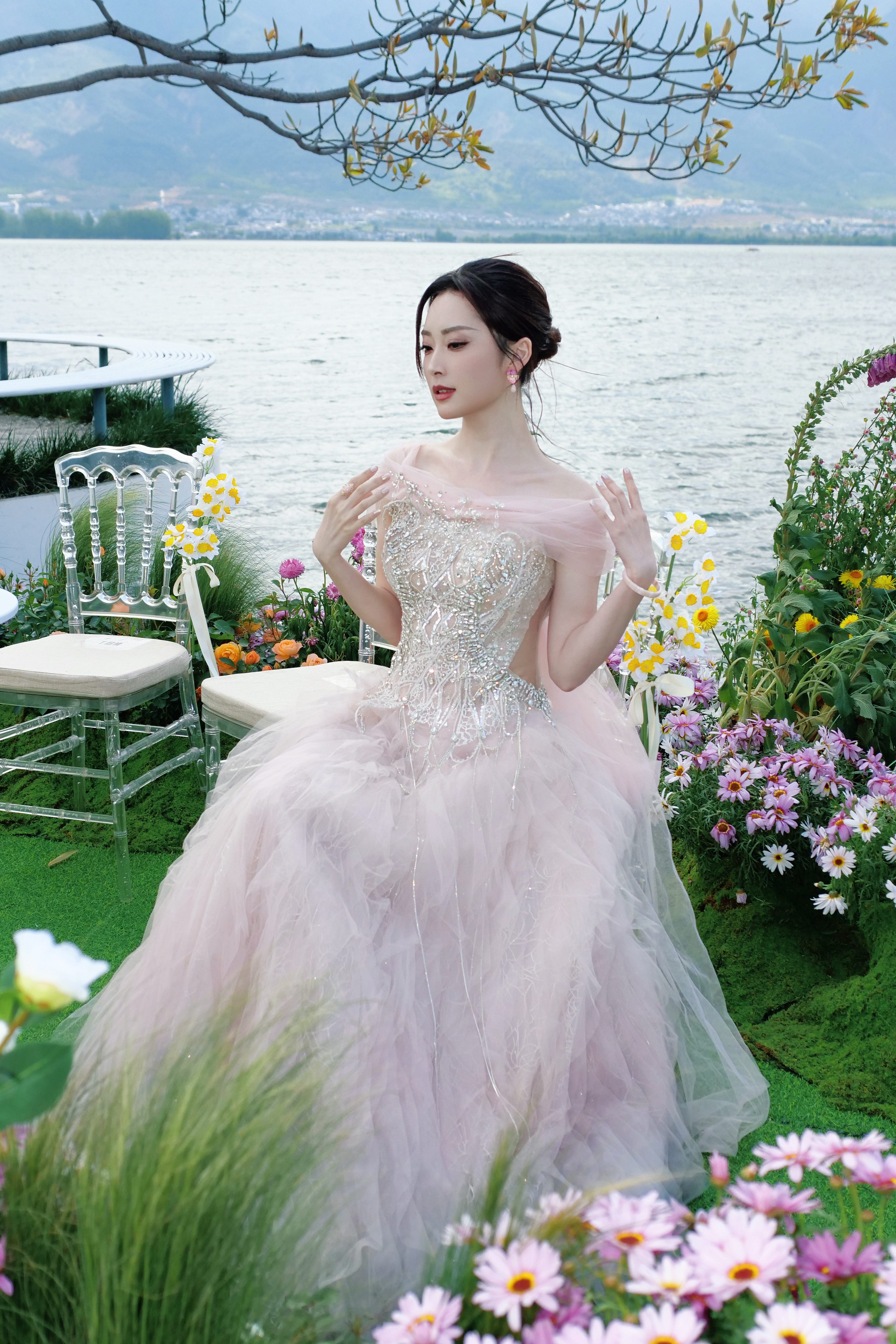 抖音直播繁花盛典主持人赵一橙，这套仙女造型太美！洱海、鲜花、纱裙，大气又耀眼，主