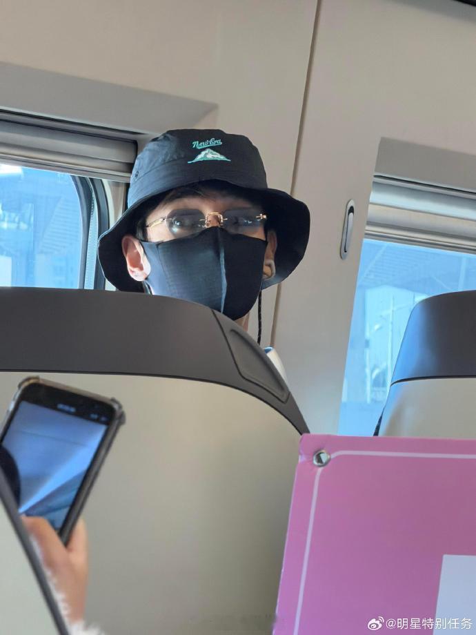 看完泷泷演唱会，回头就捡到一只朱一龙？！ 和“龙”字辈的缘分真是挡都挡不住！请问