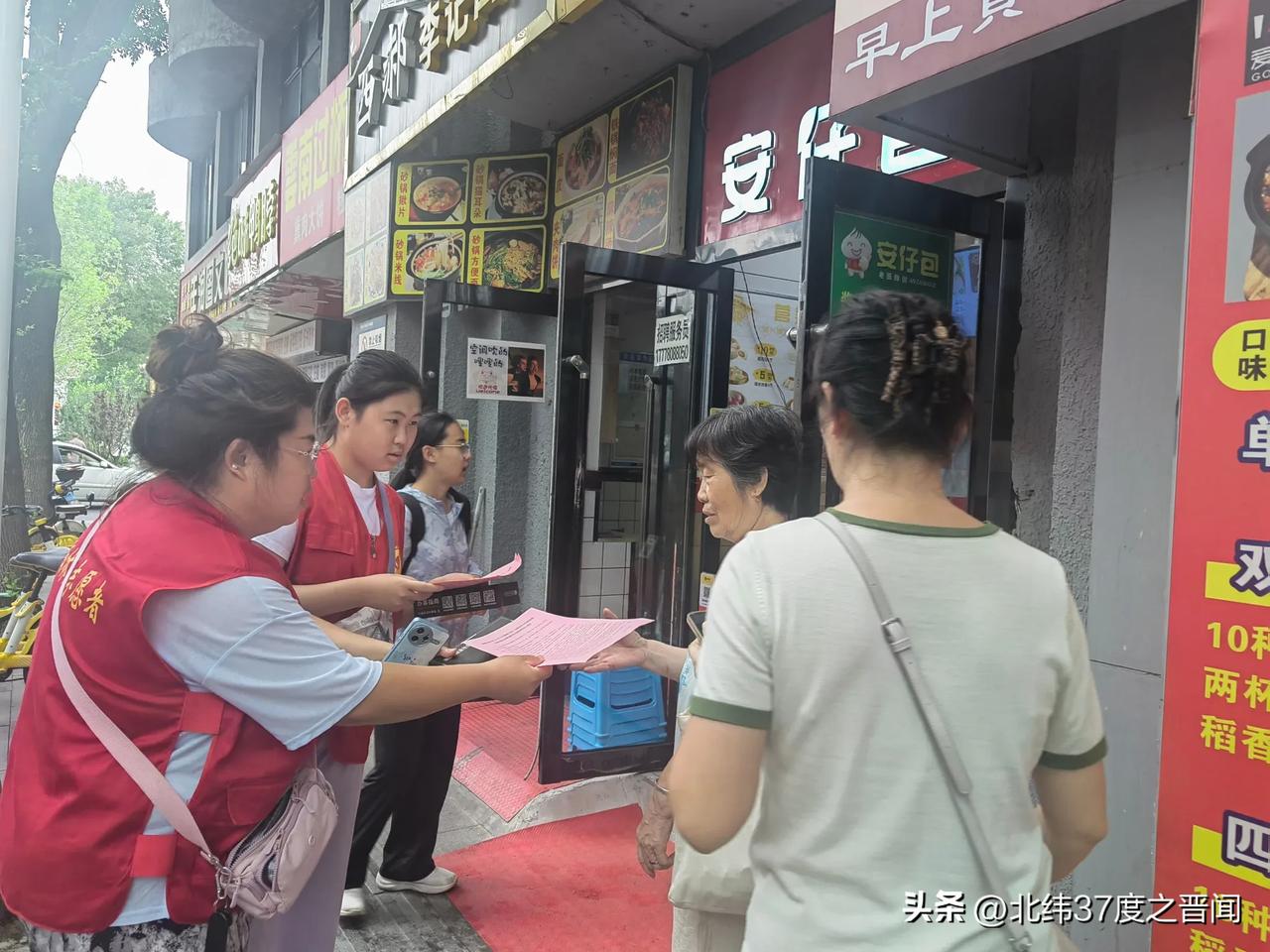 暑期志愿齐发力 万柏林区绘就文明社区新画卷

近日，太原市万柏林区千峰街道迎泽南