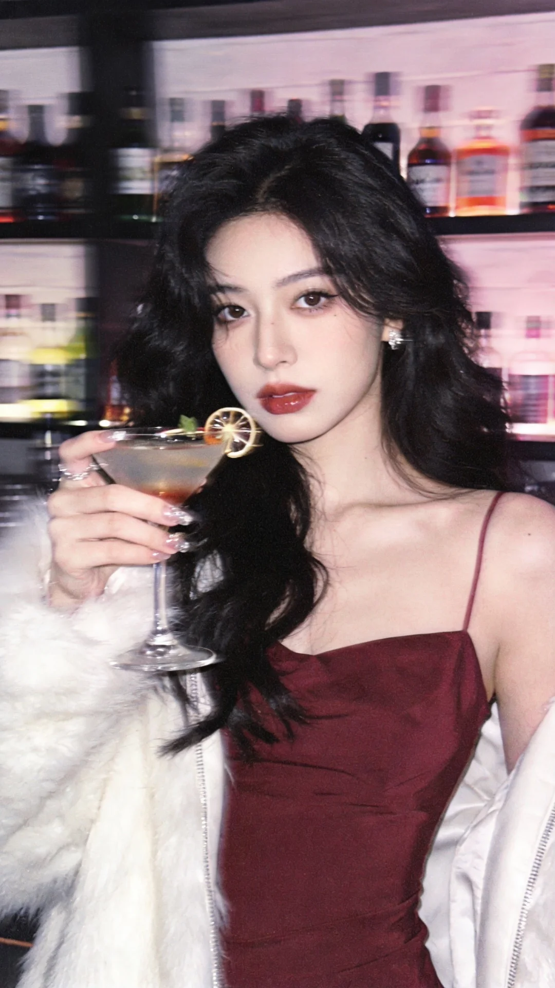 酒吧场景，轻微曝光，随手一拍的快照效果，极其平凡无奇且刻意的平庸感，仿...
