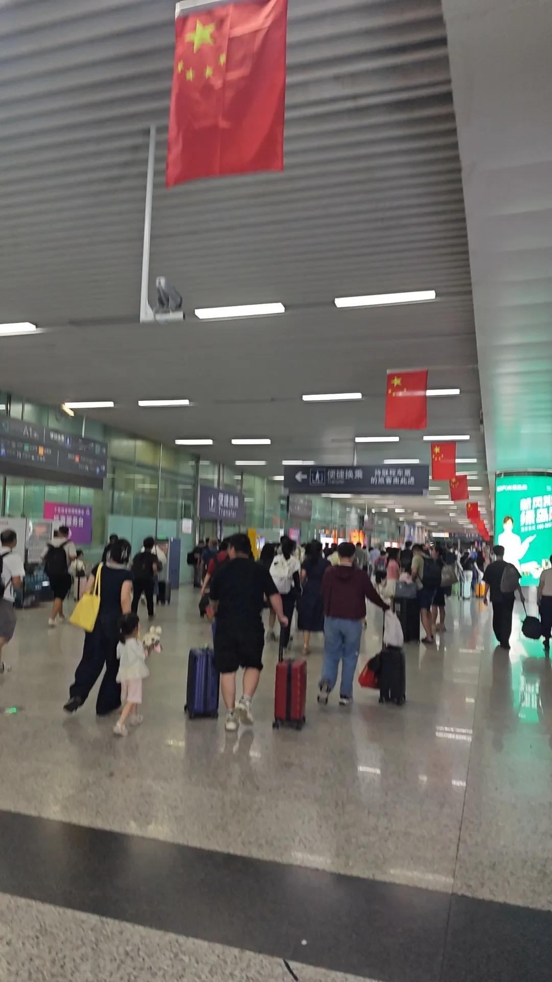 没想到凌晨2点多的深圳北站人山人海
打车要排队几百人
太恐怖了！

国庆返深，因