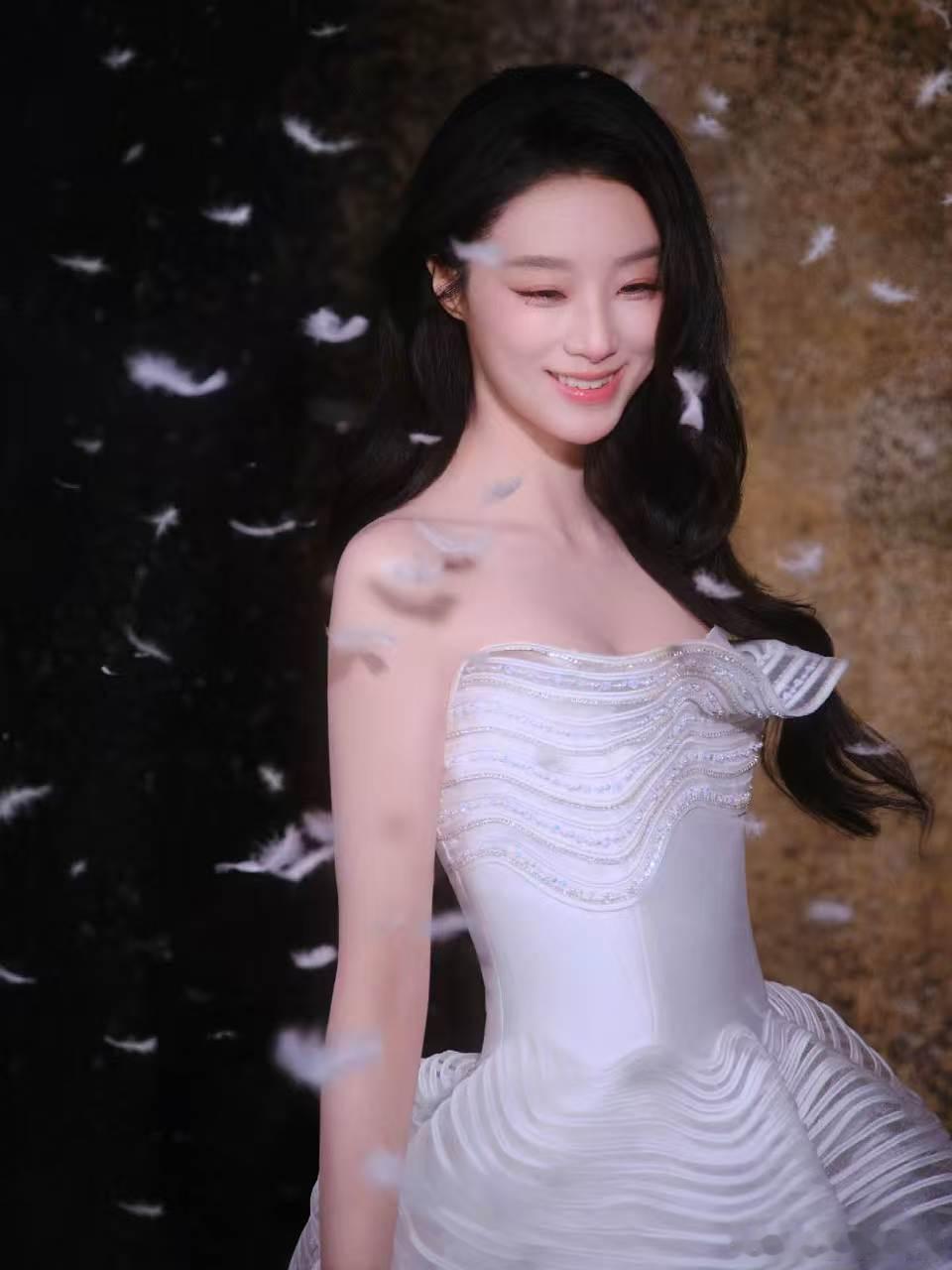 王小亿百花奖白月光造型王小亿完全白月光来的很难不心动！王小亿百花奖这套造型就是标