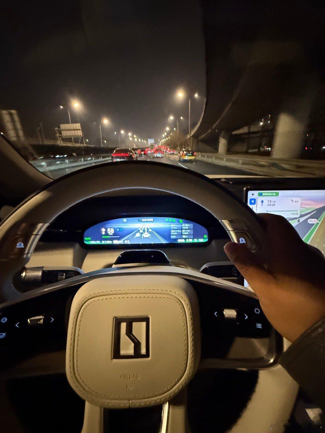 从极氪 001 到 9X五年了终于有一台智驾辅助非常靠谱的车伴我下班 