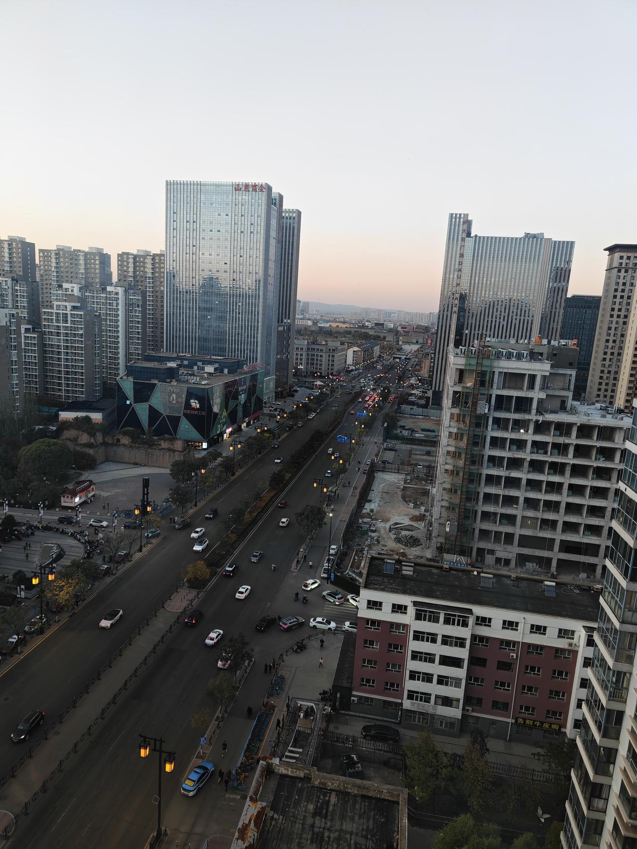 新买的荣耀400pro,感觉像素没有宣传的2 亿像素，电池电量倒是还可以，720