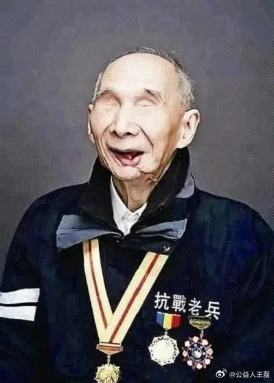 请驻足片刻，向抗战老兵钱建民致以敬意，他是我们心中的英雄。 ​​​