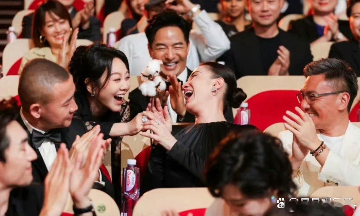 宋佳白玉兰视后这届白玉兰名场面，女演员惺惺相惜，情感共鸣，宋佳获奖时闫妮第一时间