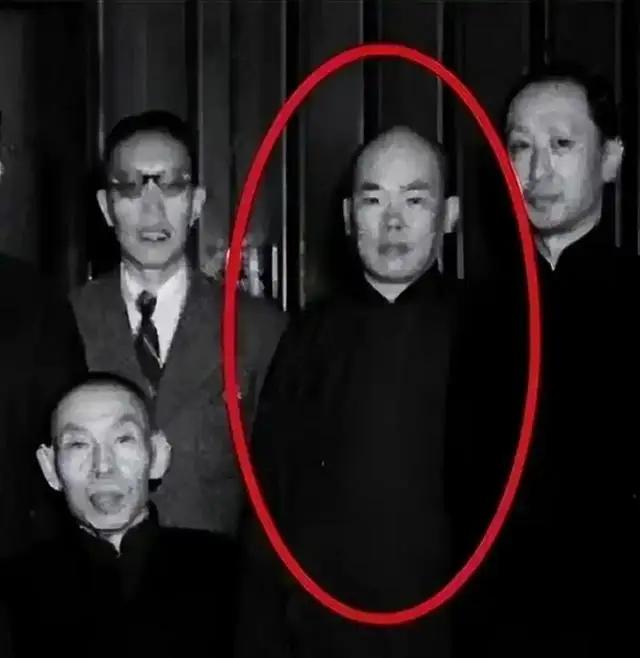 1940 年 12 月 21 日，杜月笙的头号大管家万墨林，在金门大酒店门口被四