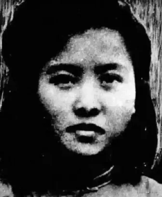 1948年，一名地下党女校长被捕，在押送途中，一名特务趁守卫松懈时，低声对她说：