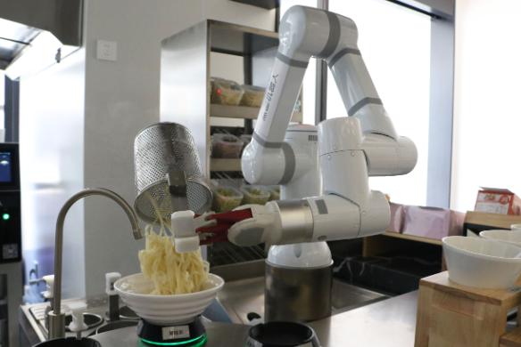 全世界都以为 AI 的战场还在美国硅谷，居然有一个国家，悄无声息地把 AI 调用