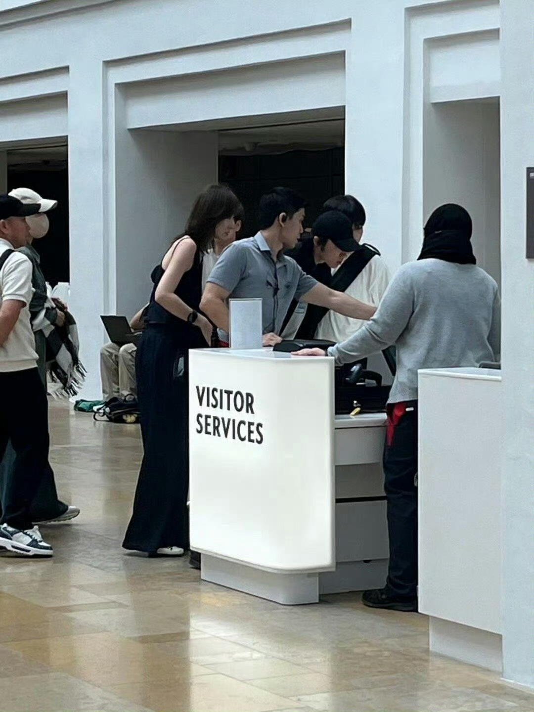 网友新加坡美术馆偶遇徐明浩，和家人在一起好幸福哇[爱慕] 