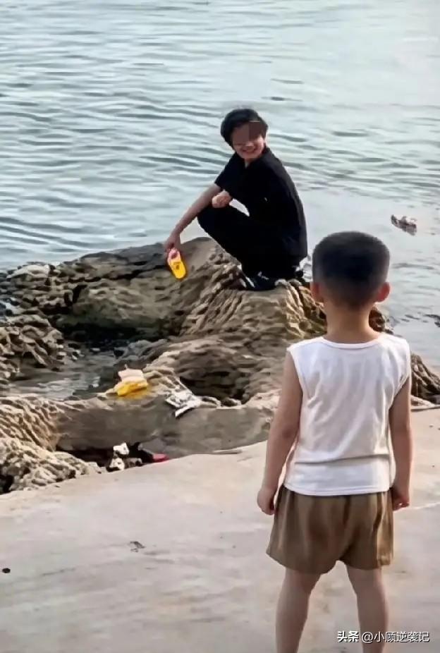 贵港大东码头，发生一起悲剧，14岁女孩溺水，岸边蹲着一名黑衣男子，他回头看了一眼
