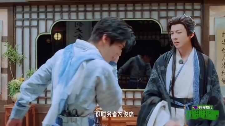 刘宇宁古装霸总感开始推理吧 节目里临场即兴演戏氛围感十足，被网友调侃是随时随地开