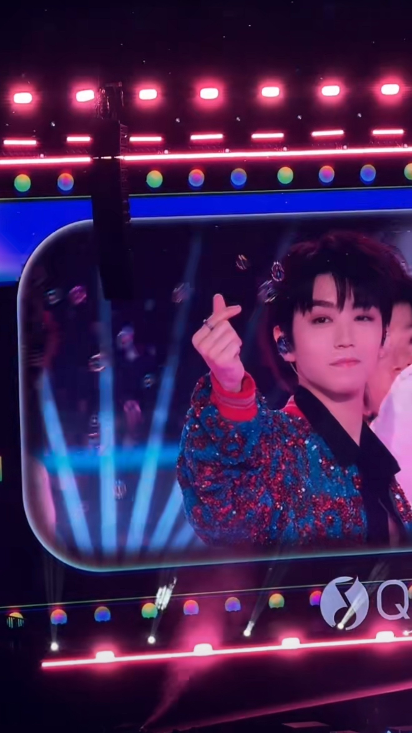 王俊凯比心好可爱好可爱好可爱