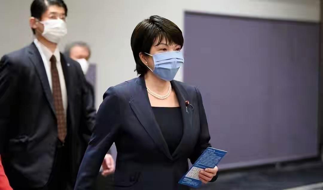 高市早苗终于改口？实质撤回言论，寻求台阶下，因经济损失过大