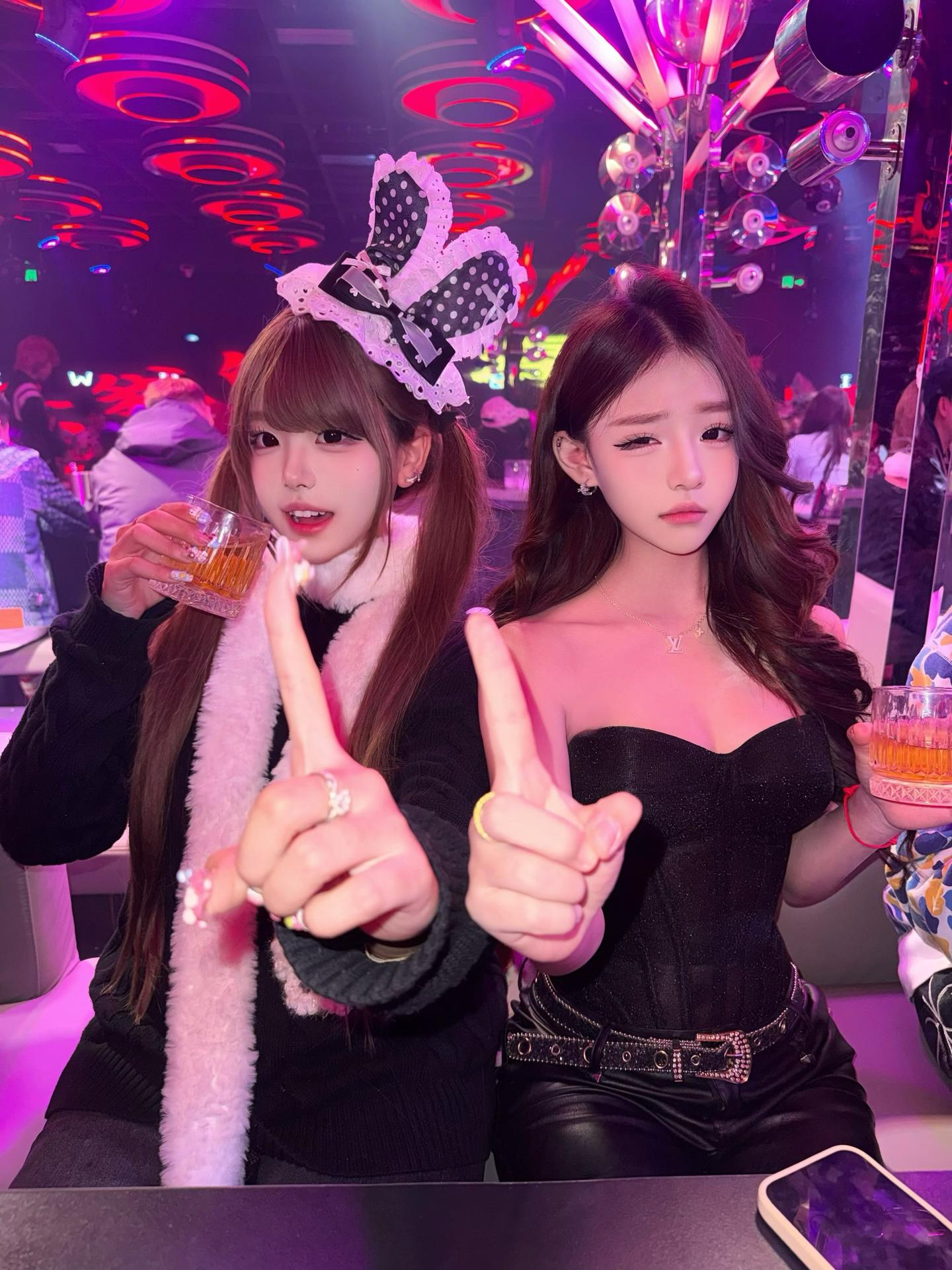 她问我幸福与否 我说喝不完不许走