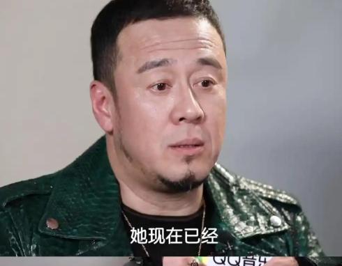 1996年，白雪宣布和杨坤分手，临别前，她扯下脖子上的项链递给杨坤，说道“留个纪