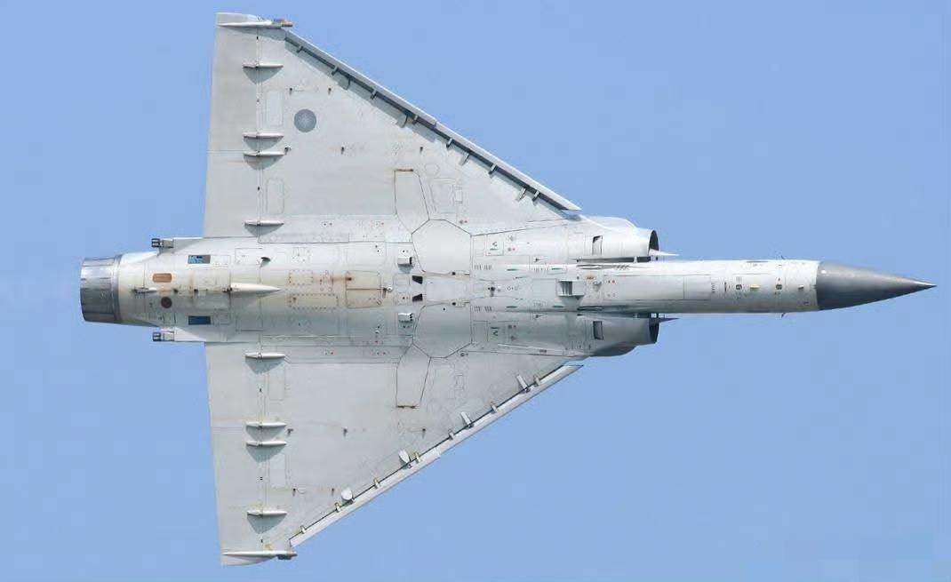 当以“干净”构型——外挂点全部空出、导弹与副油箱尽数卸下——划破长空时，线条流畅