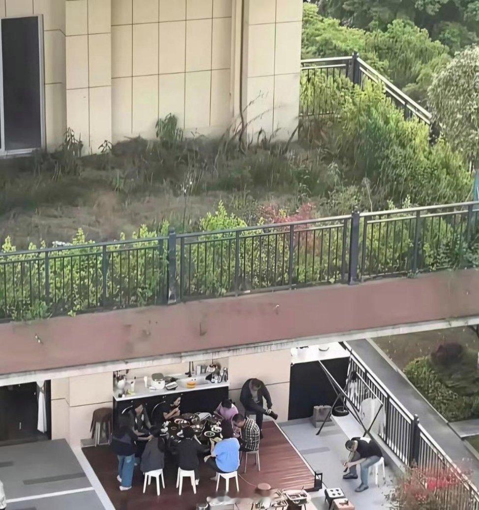 楼上成荒野，楼下也不怕。 