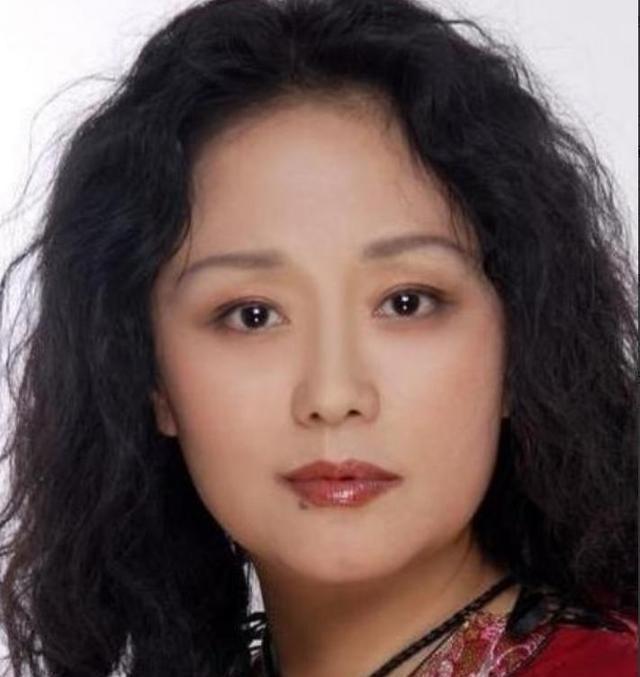 1979年，饰演潘金莲的廖学秋因为拍戏，和老公分别了六个月，她归心似箭，往家赶，