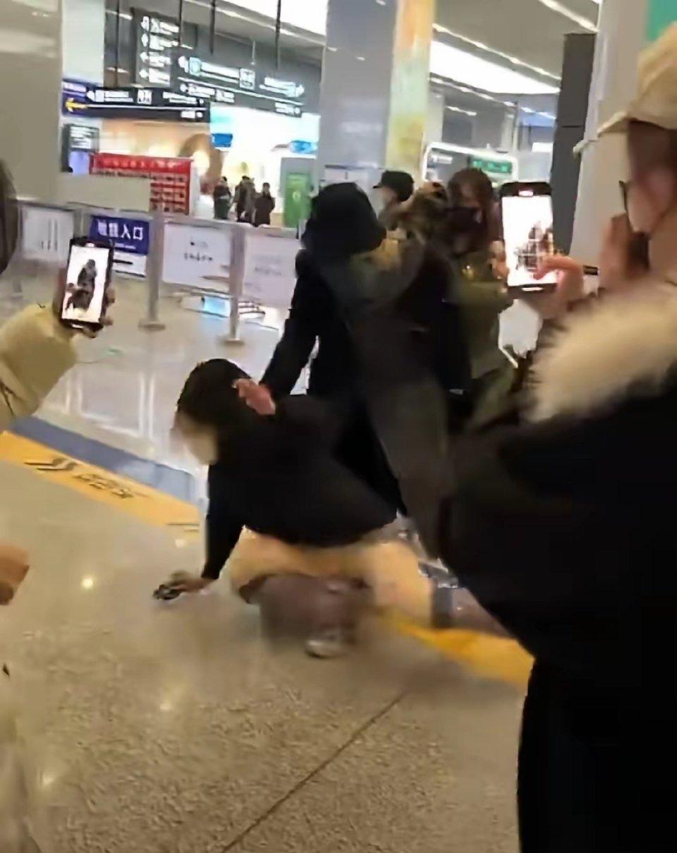 12月30日，灵超机场打粉丝上热搜！灵超打粉丝我不认识灵超，纯粹好奇凑个热闹，没