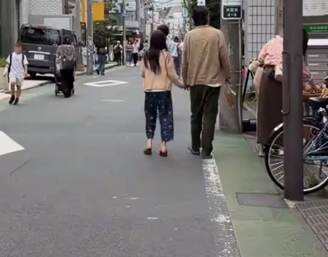陈冠希父女逛街，Alaia跟腱好长，父女俩这穿搭可不像身价过亿的 